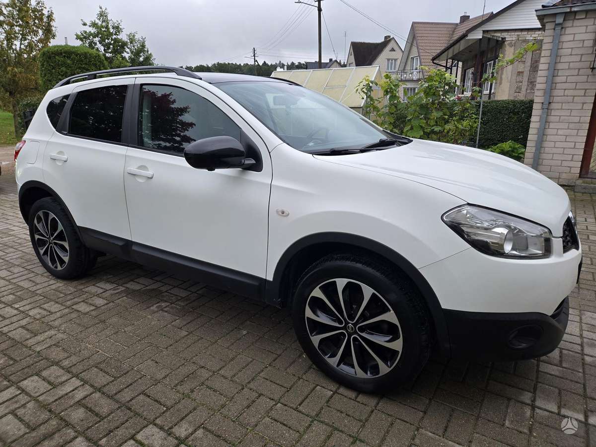 Nissan Qashqai 2013 — rear view
