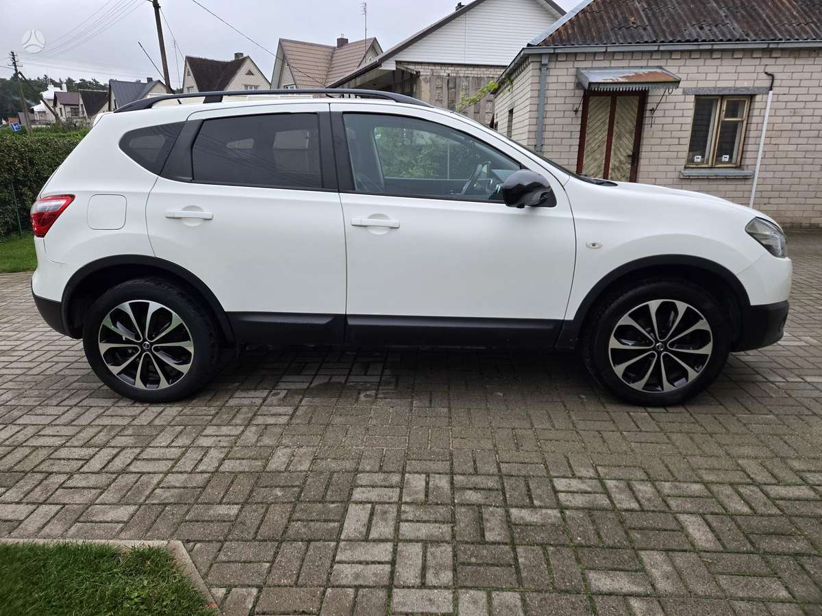 Nissan Qashqai 2013 — interior