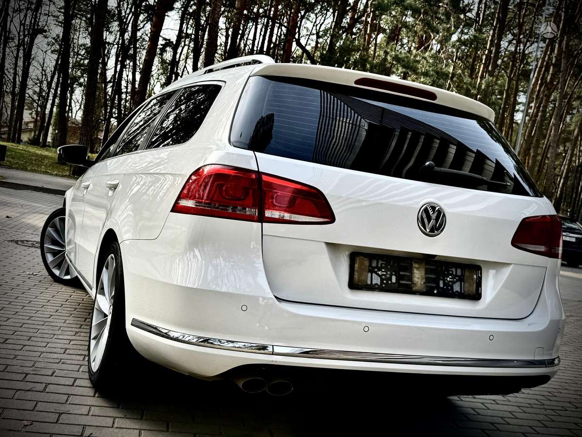 Volkswagen Passat 2012 — rear view