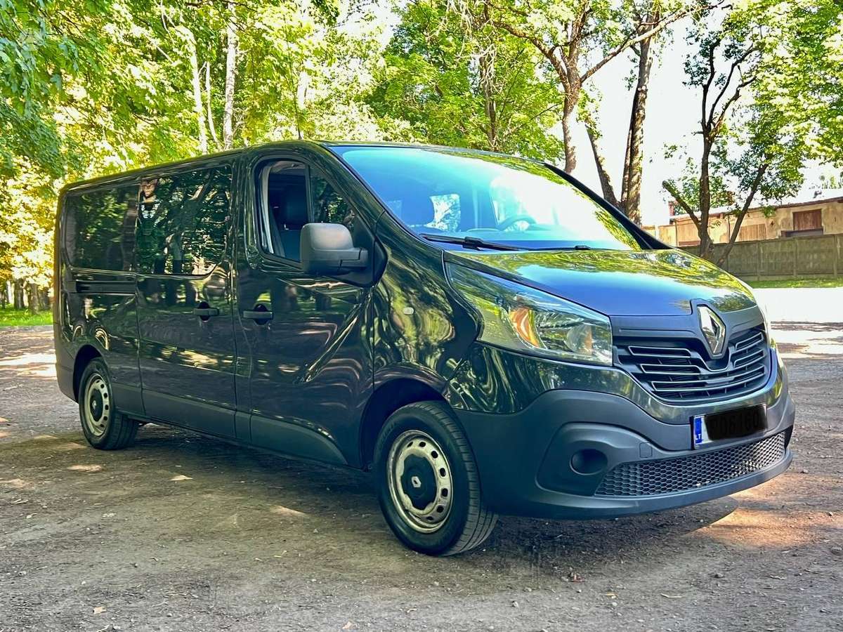 Renault Trafic 2015 — rear view