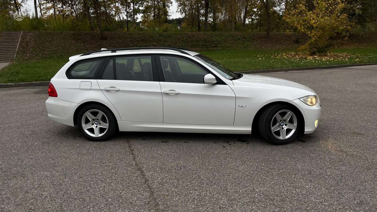 BMW 320 2009 — вигляд ззаду