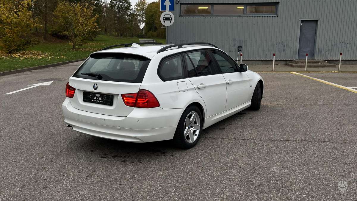 BMW 320 2009 — салон