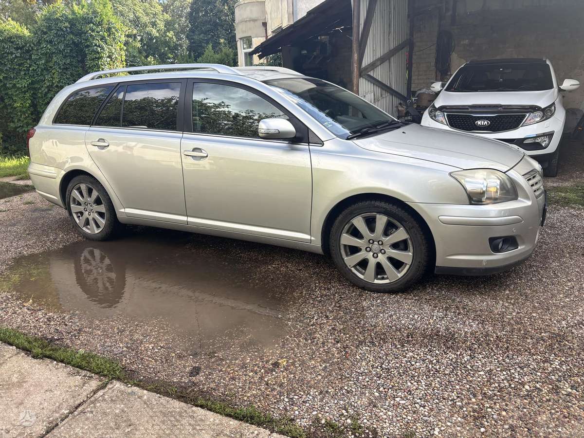 Toyota Avensis 2008 — rear view