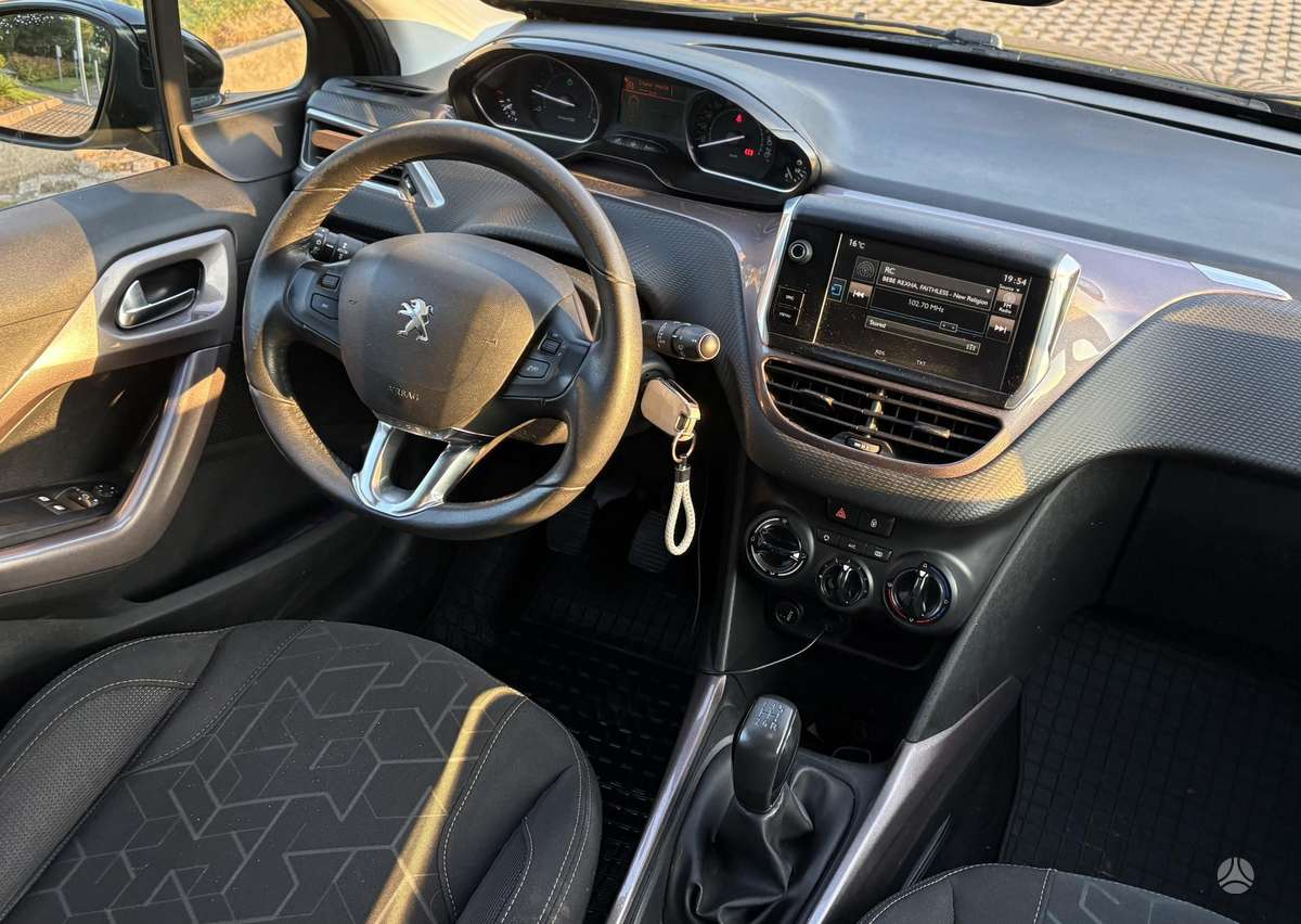Peugeot 2008 2015 — photo 11