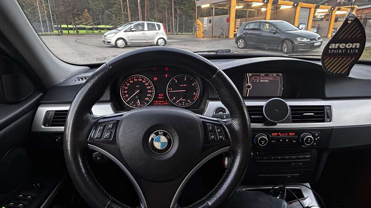 BMW 318 2010 — photo 8
