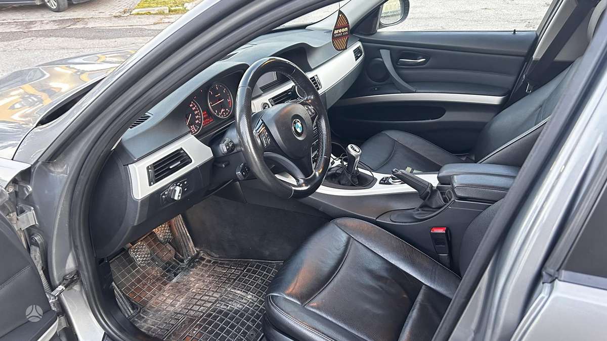 BMW 318 2010 — photo 9