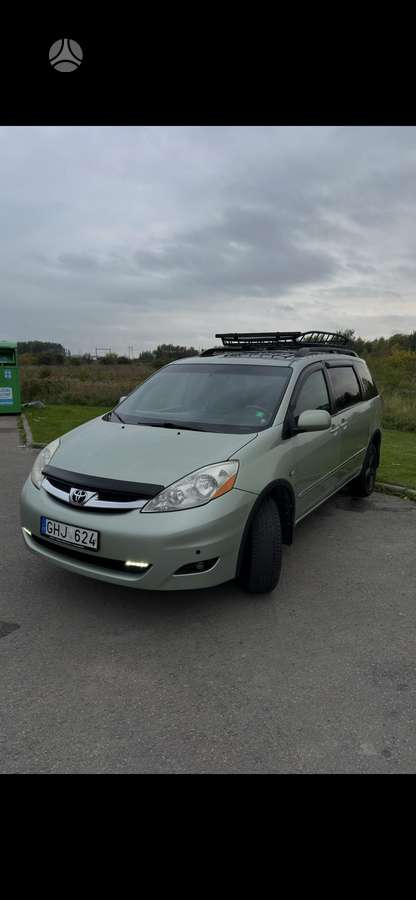 Toyota Sienna 2009 — rear view