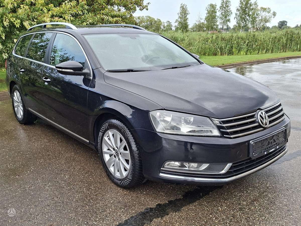 Volkswagen Passat 2011 — rear view