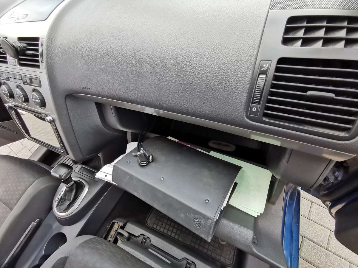 Volkswagen Touran 2009 — photo 17
