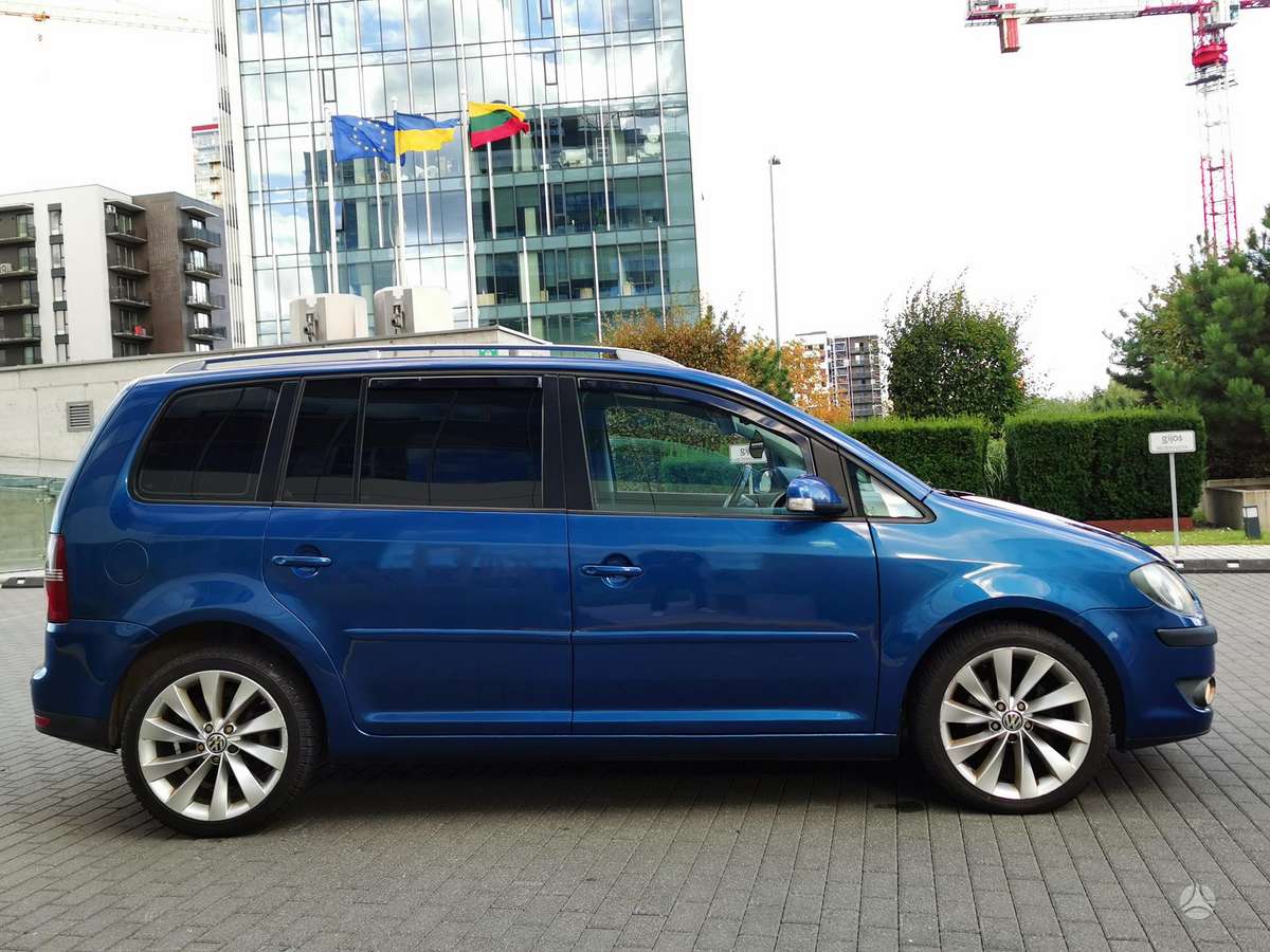 Volkswagen Touran 2009 — rear view