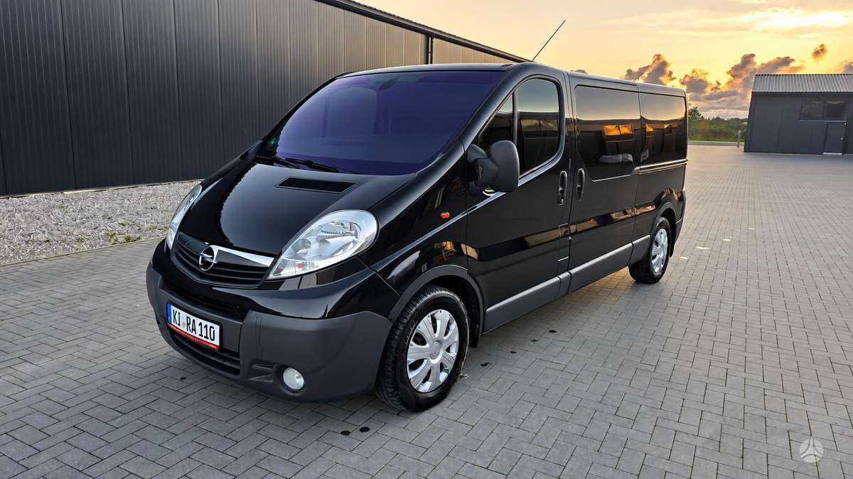 Opel Vivaro 2008 — вигляд ззаду