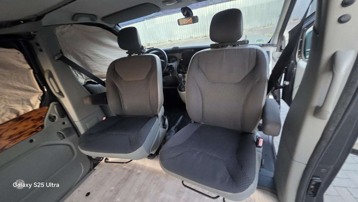 Opel Vivaro 2008 — салон