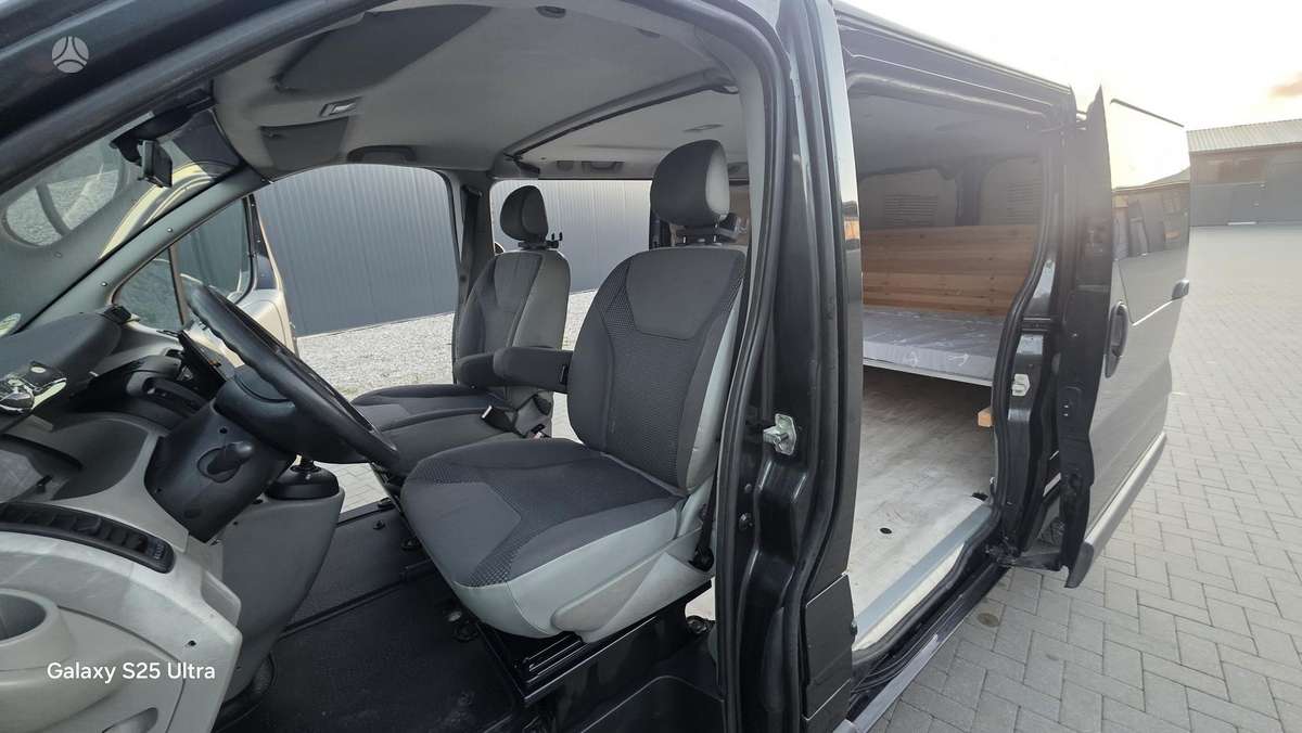 Opel Vivaro 2008 — двигун 2500 cm³, 145 HP (107kW)