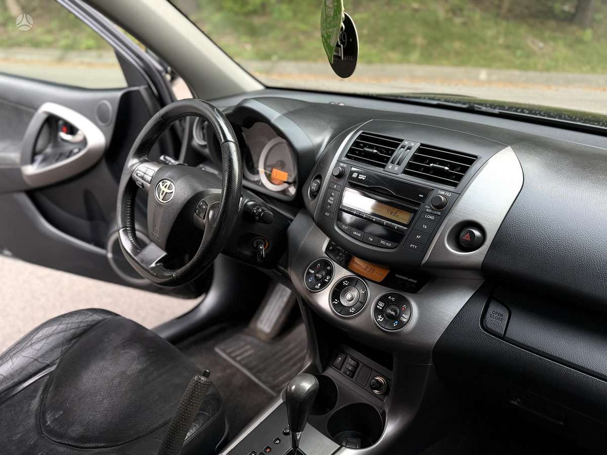 Toyota RAV4 2010 — photo 11