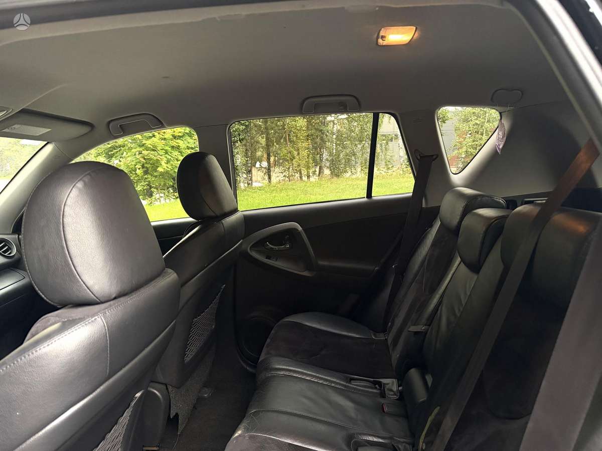 Toyota RAV4 2010 — photo 12