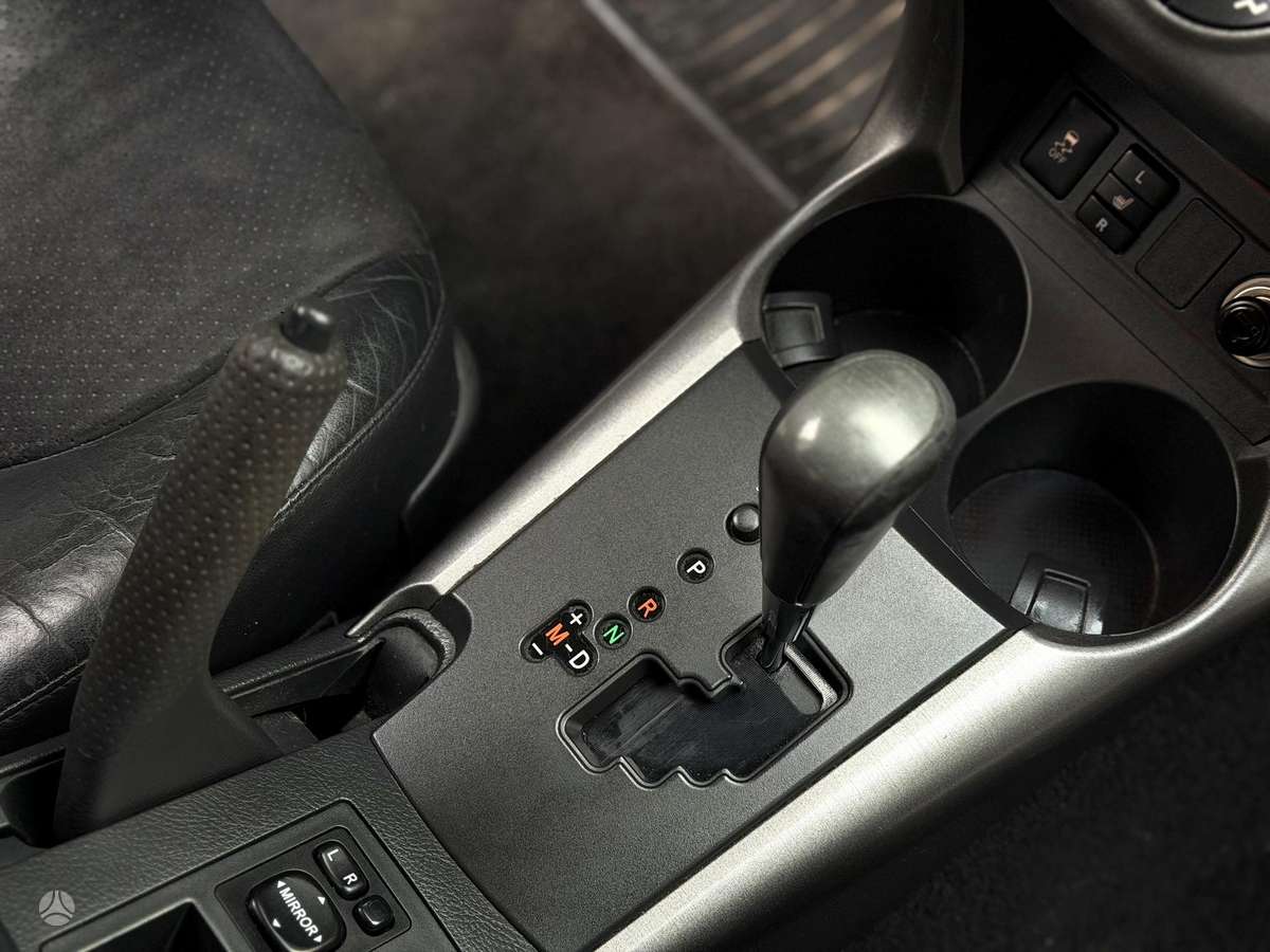 Toyota RAV4 2010 — photo 13
