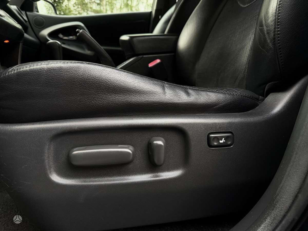 Toyota RAV4 2010 — photo 16