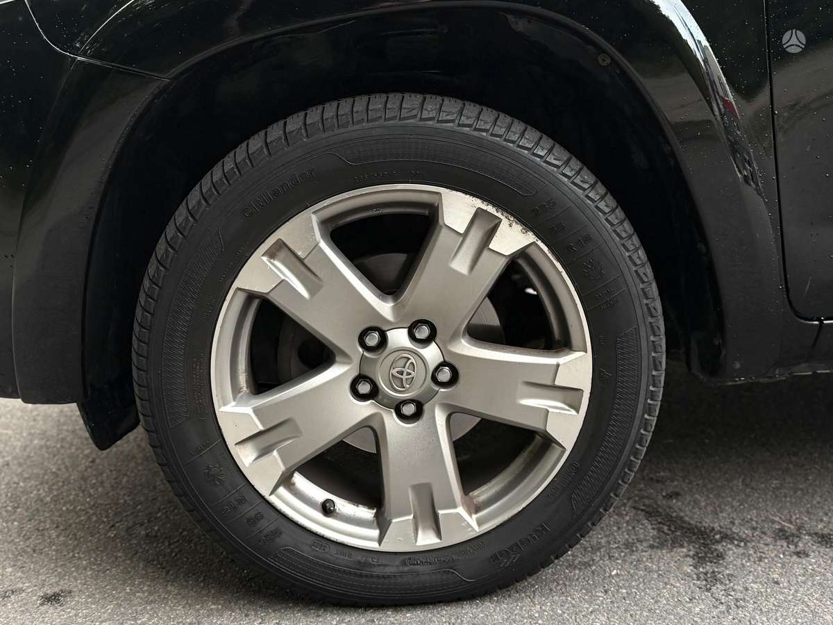 Toyota RAV4 2010 — photo 8