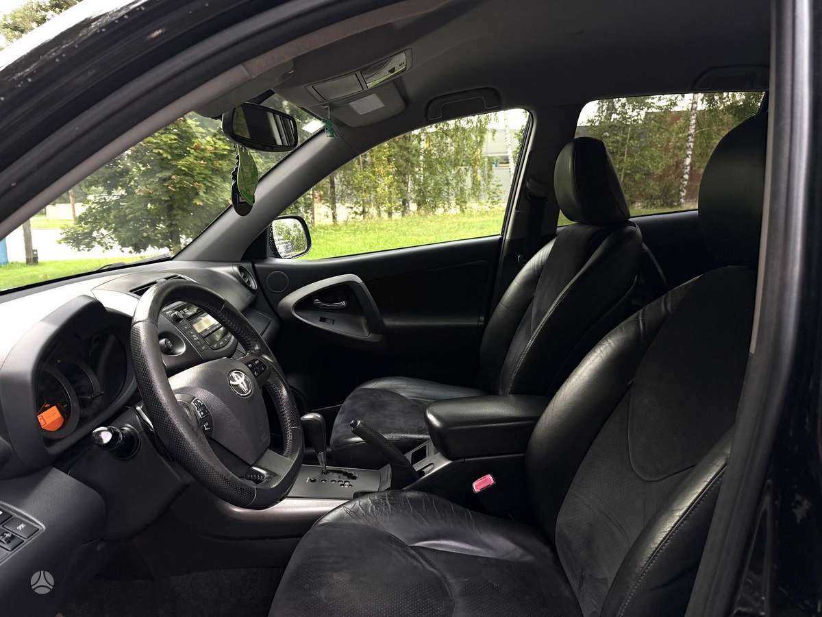 Toyota RAV4 2010 — photo 9