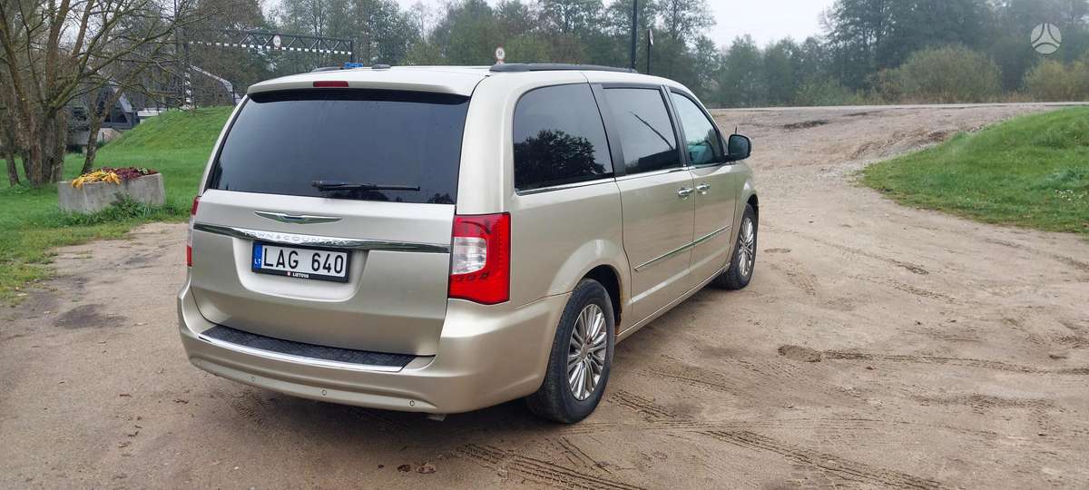 Chrysler Town 2013 — rear view