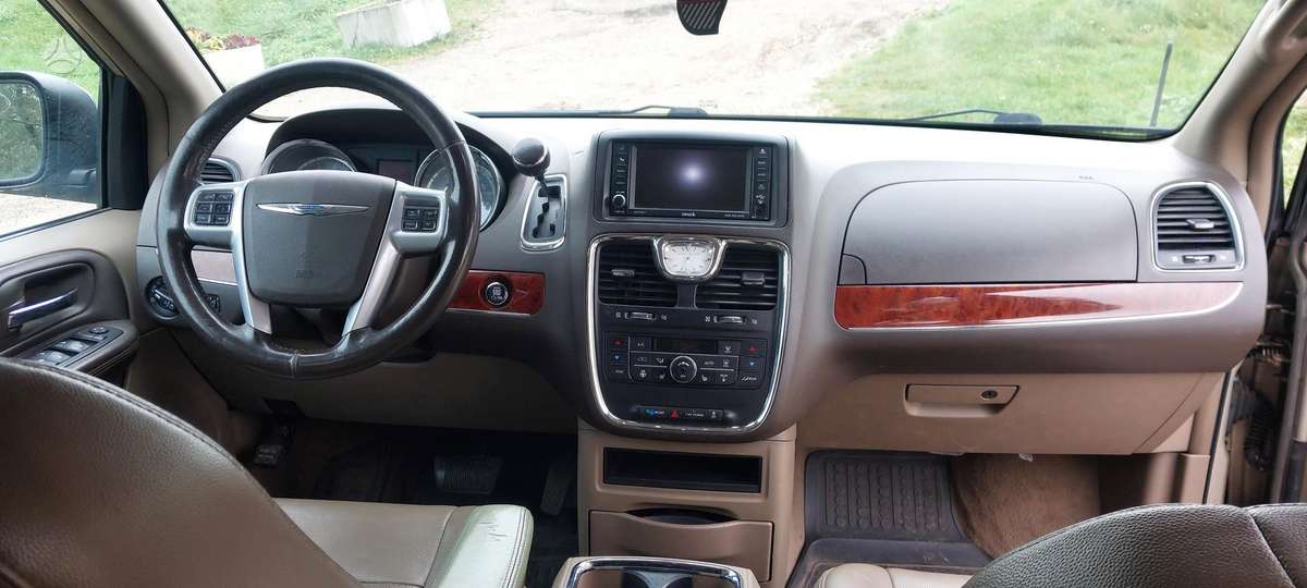 Chrysler Town 2013 — engine 3600 cm³, 283 HP (208kW)