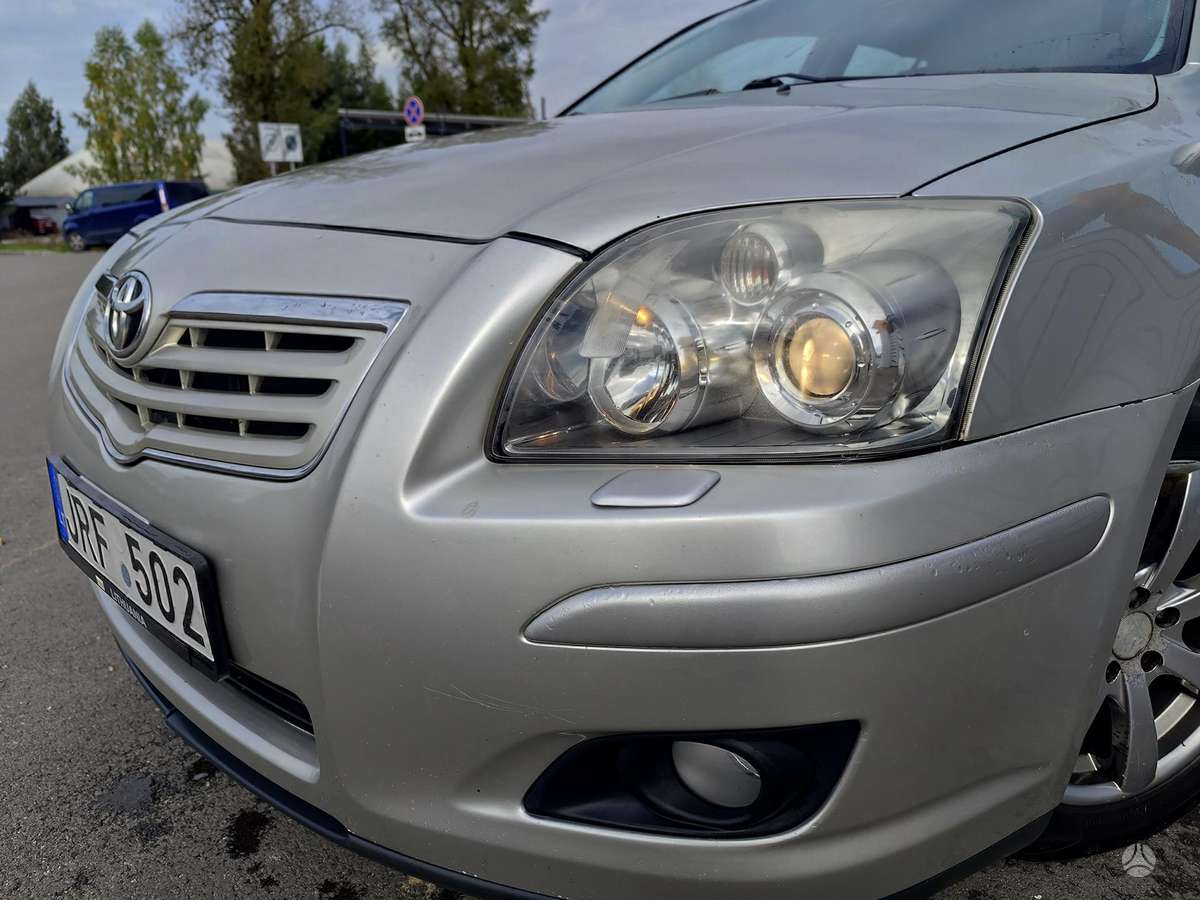 Toyota Avensis 2009 — rear view