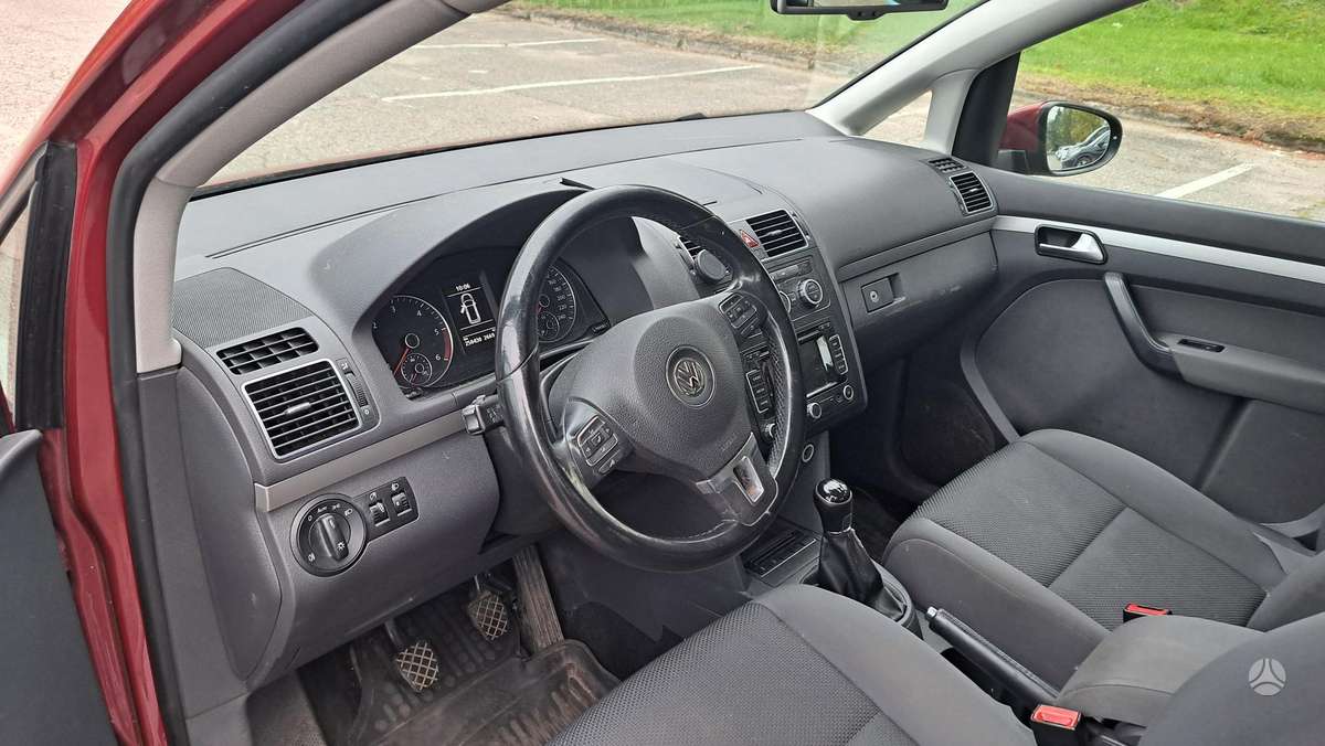 Volkswagen Touran 2014 — engine 1600 cm³, 105 HP (77kW)