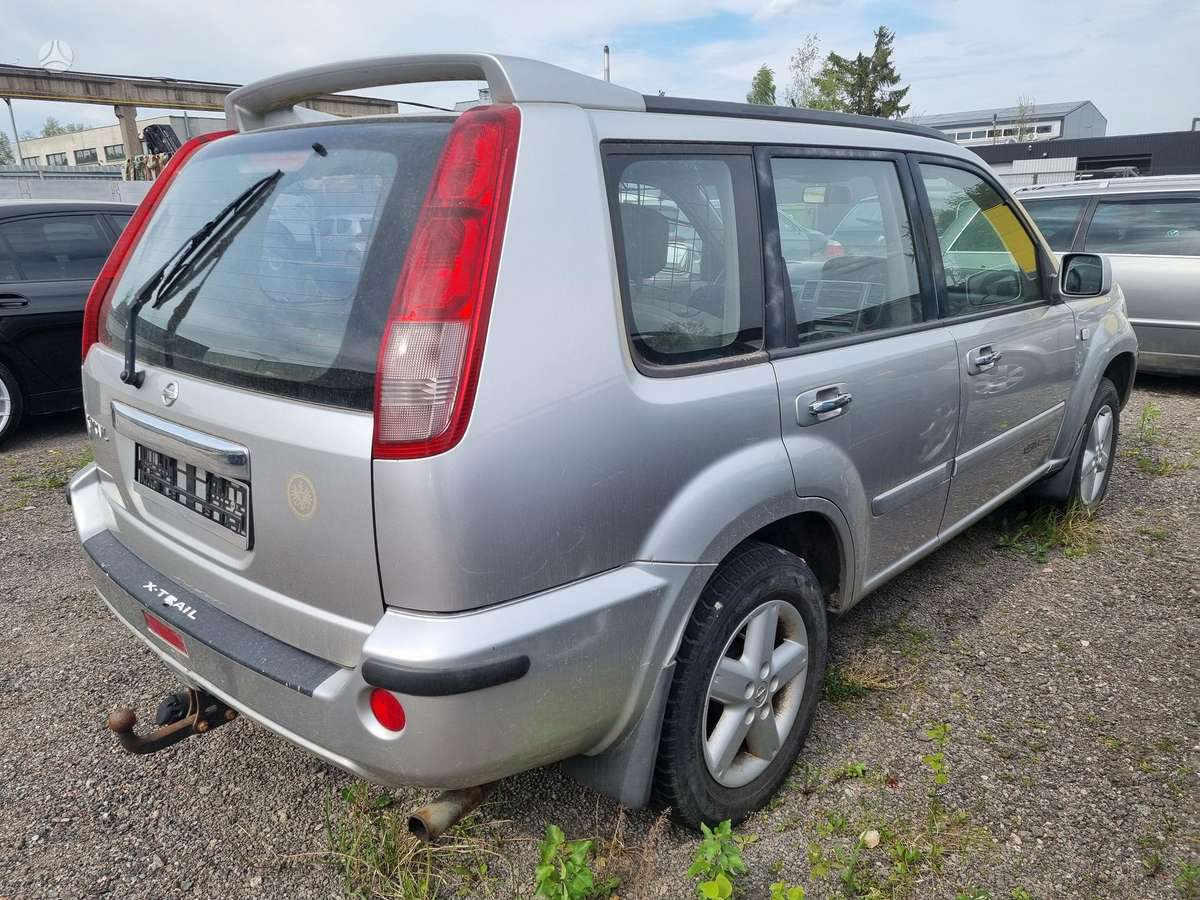 Nissan X-Trail 2005 — rear view