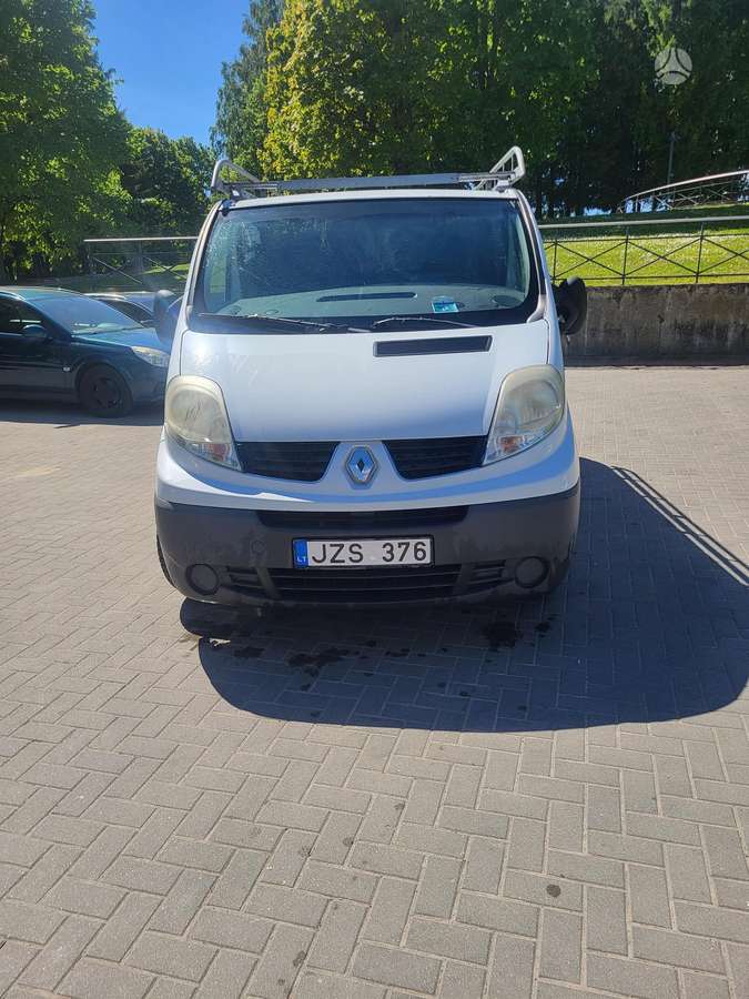 Renault Trafic 2010 — rear view
