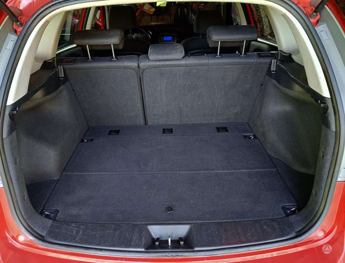 Hyundai i30 2009 — engine 1591 cm³, 125 HP (92kW)