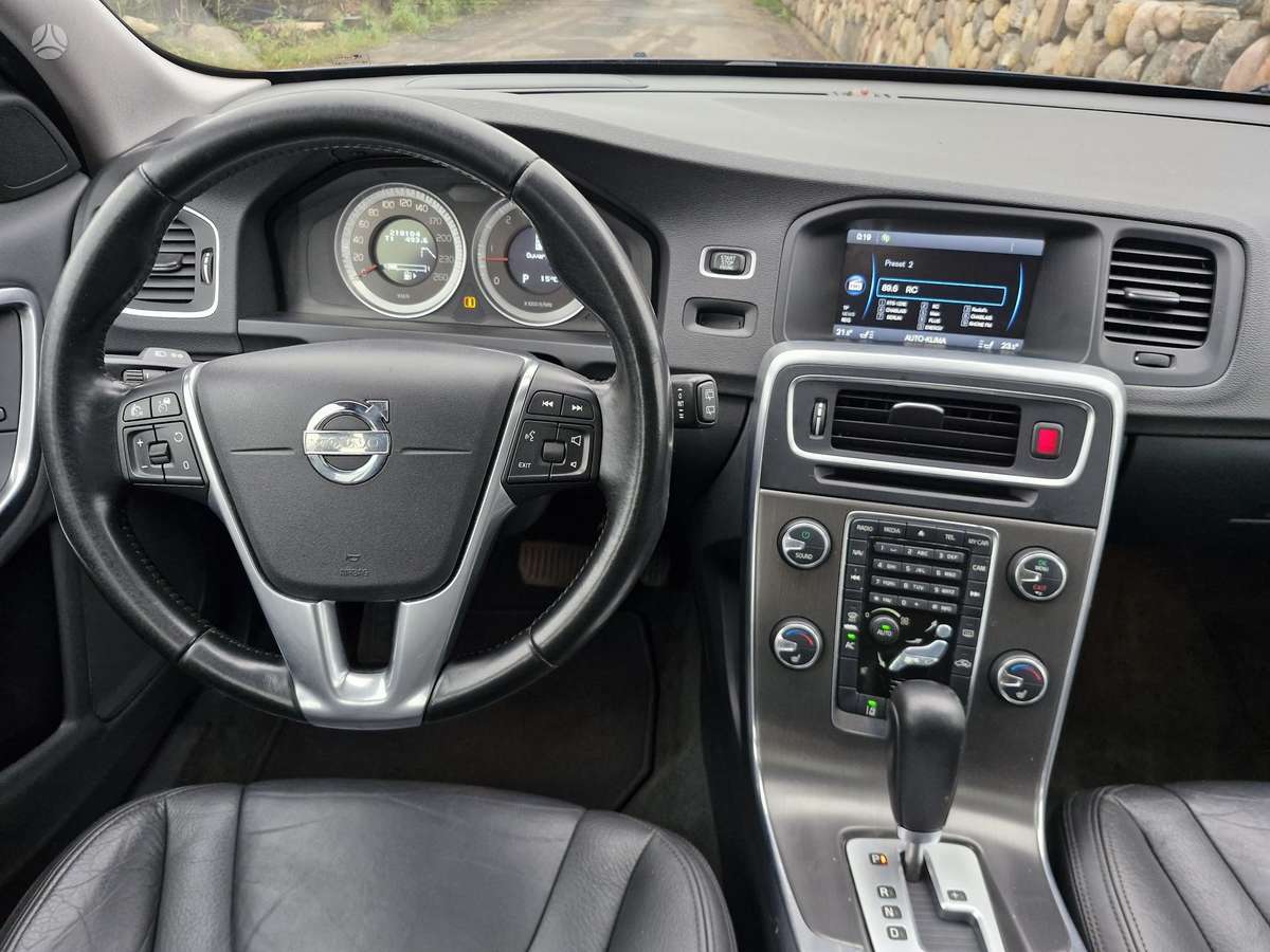 Volvo V60 2012 — photo 16