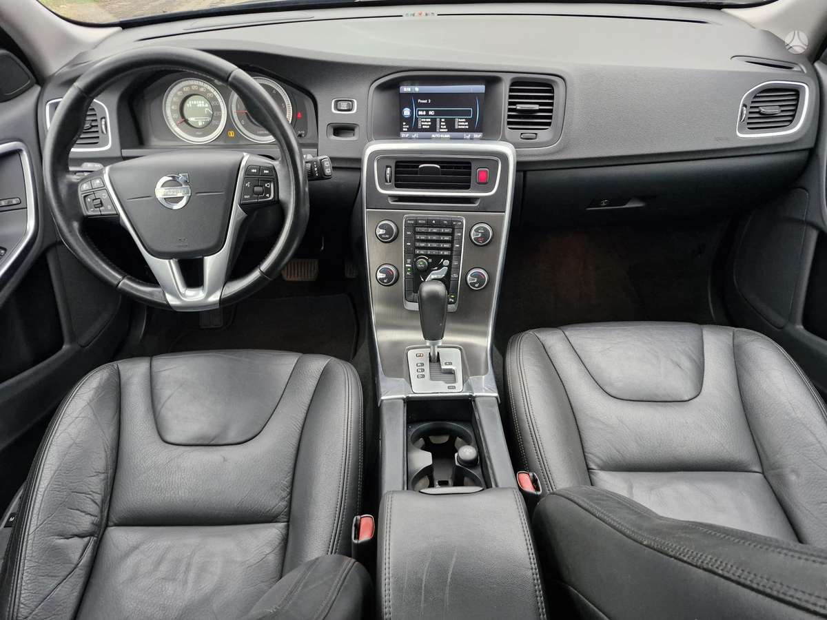 Volvo V60 2012 — photo 18