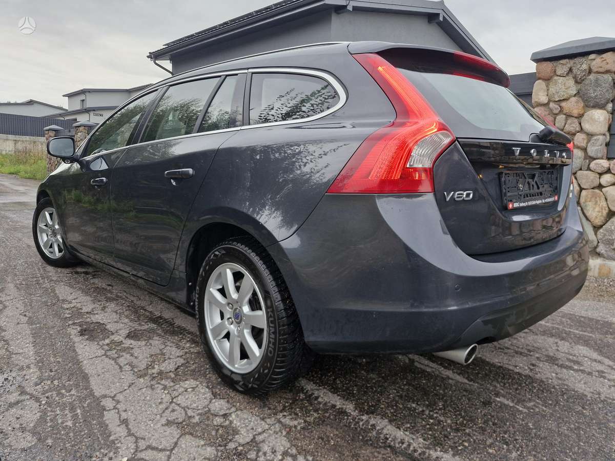 Volvo V60 2012 — engine 2400 cm³, 215 HP (158kW)