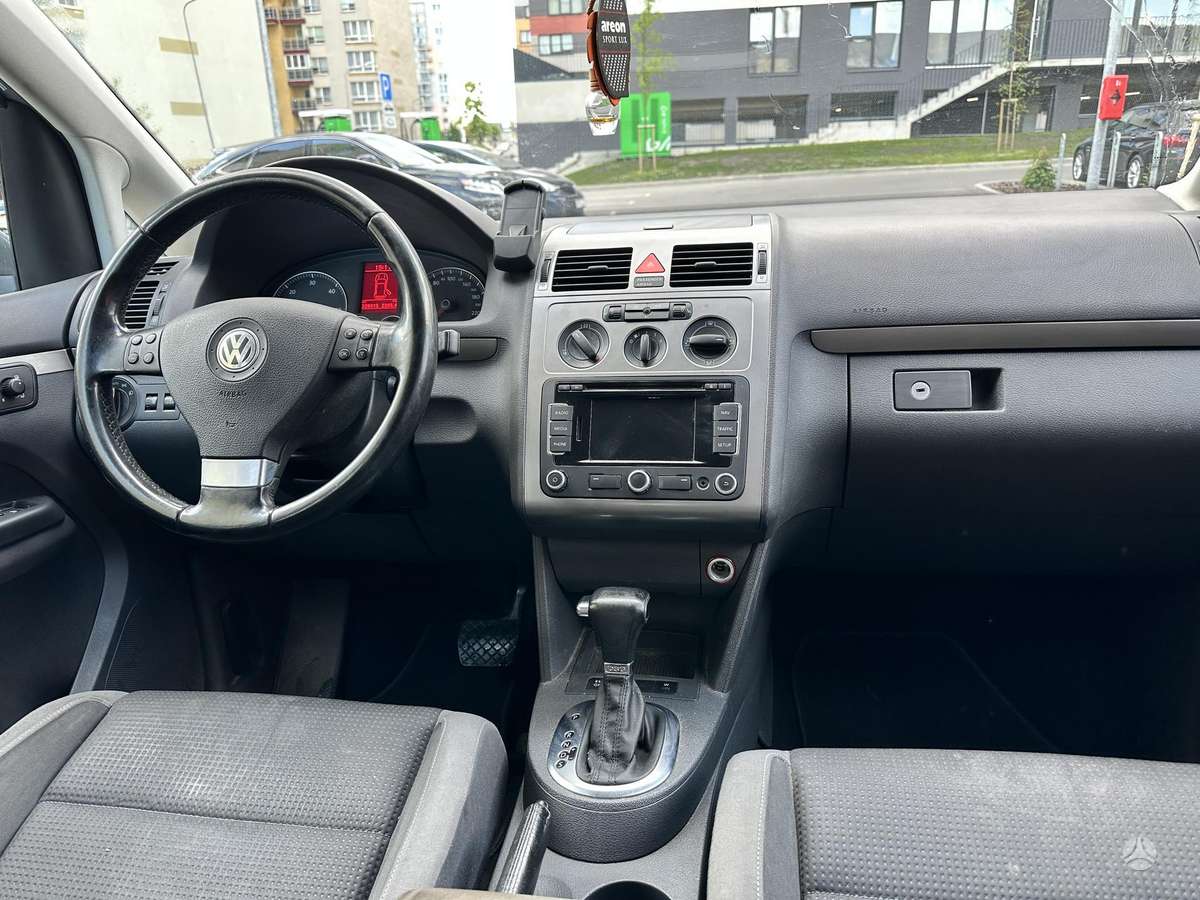 Volkswagen Touran 2009 — photo 11