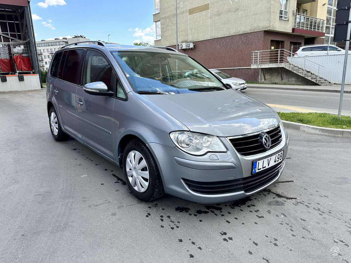 Volkswagen Touran 2009 — interior