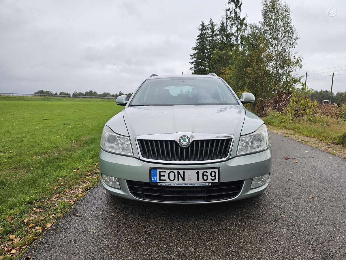 Skoda Octavia 2011 — rear view
