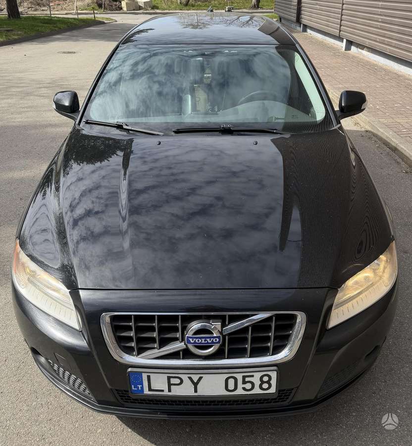 Volvo V70 2010 — вигляд ззаду