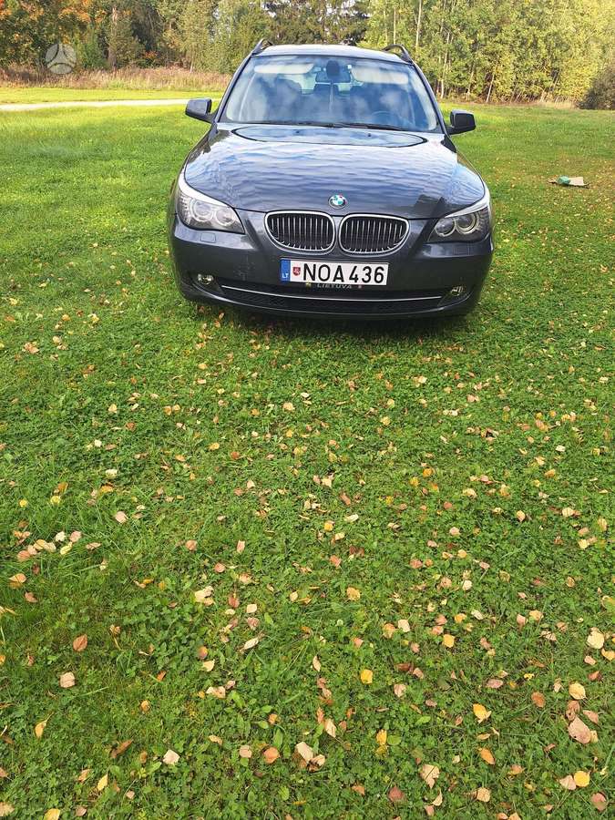 BMW 520 2009 — салон