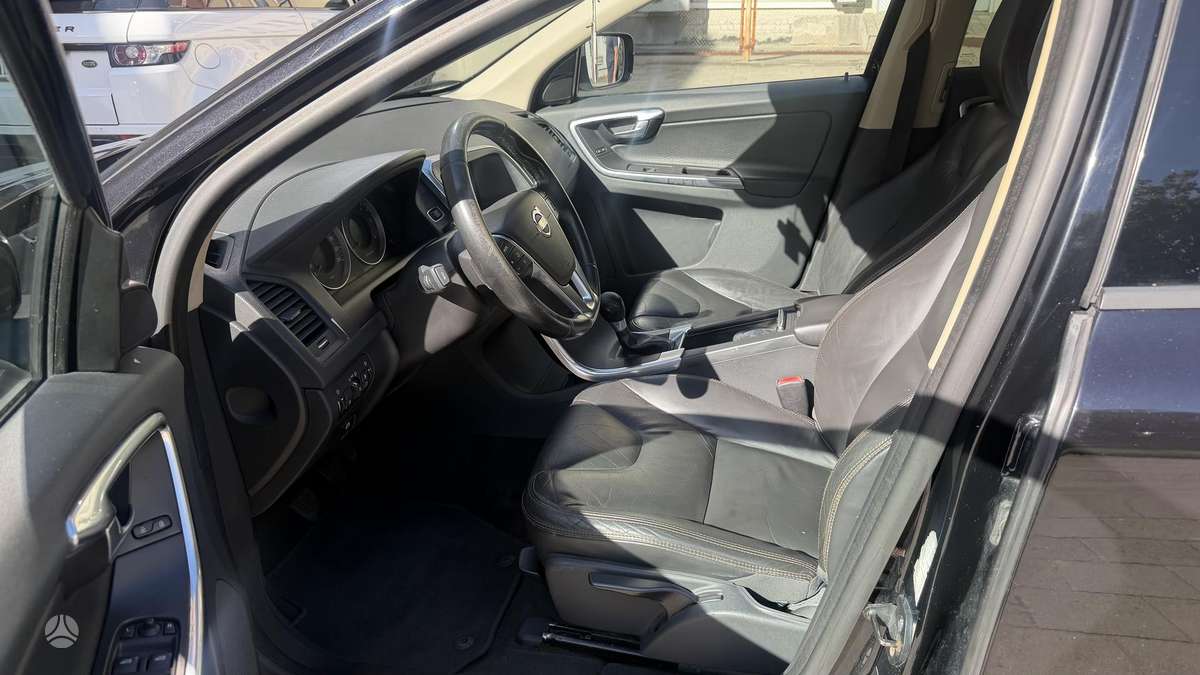 Volvo XC60 2012 — photo 8