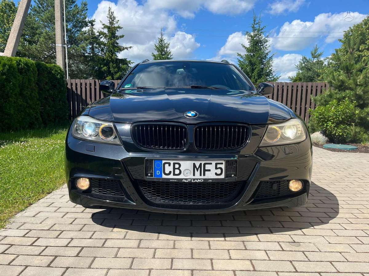 BMW 320 2011 — вигляд ззаду