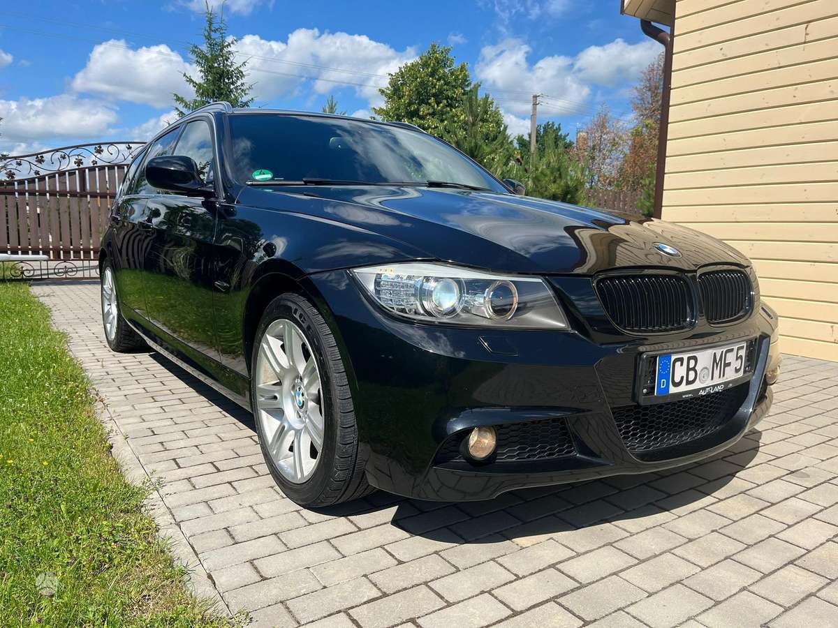 BMW 320 2011 — салон