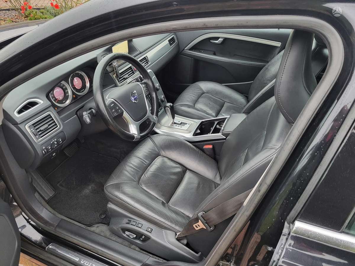 Volvo V70 2012 — photo 13