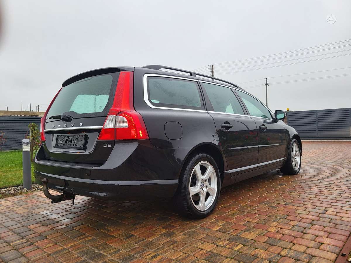 Volvo V70 2012 — rear view