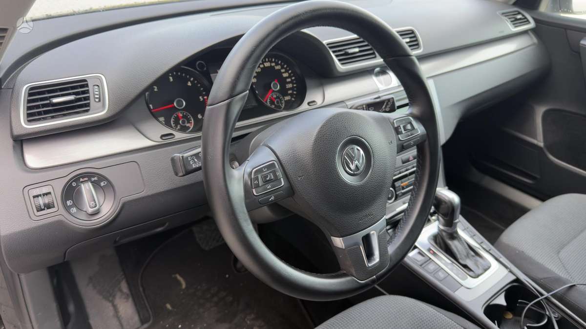 Volkswagen Passat 2011 — photo 11