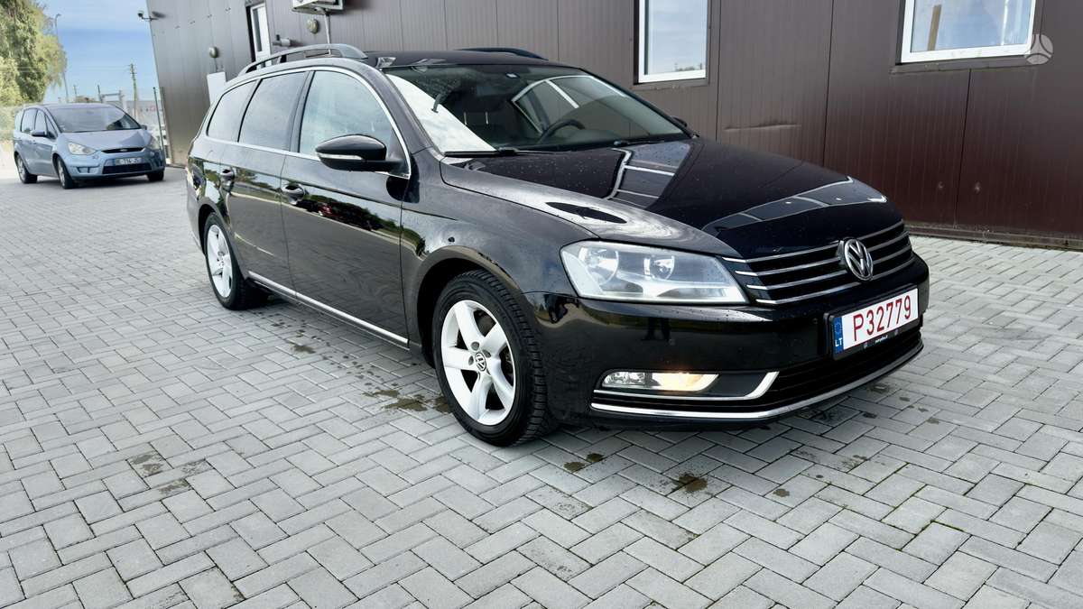 Volkswagen Passat 2011 — rear view