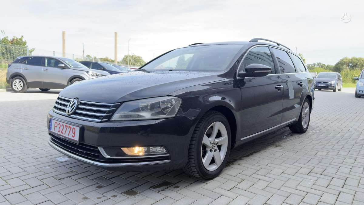 Volkswagen Passat 2011 — interior