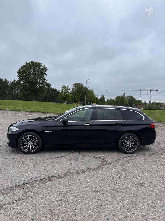 BMW 520 2011 — салон