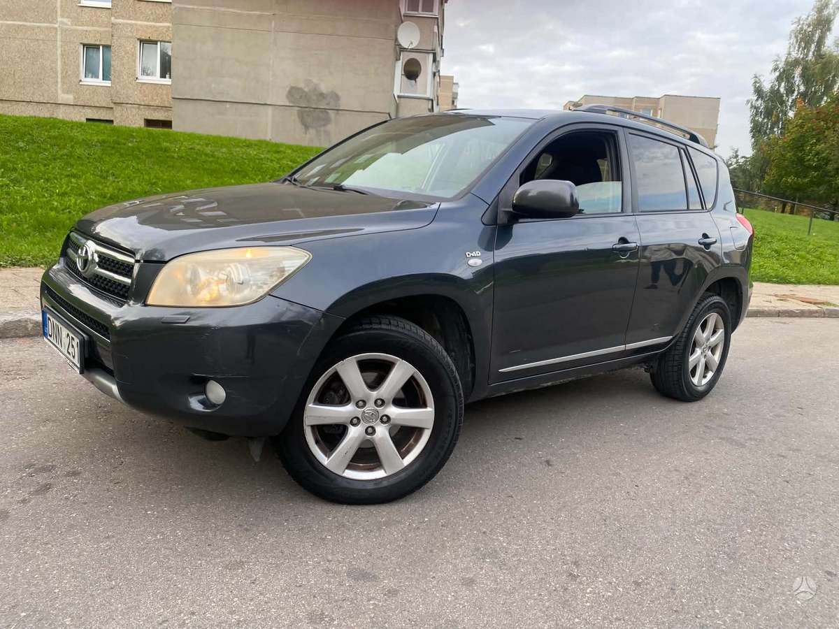 Toyota RAV4 2008 — rear view