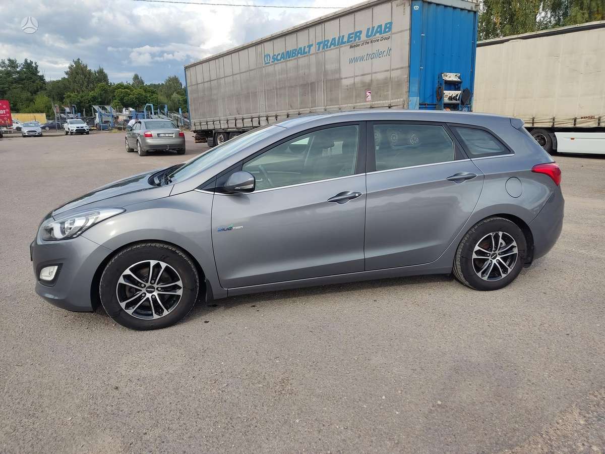 Hyundai i30 2013 — rear view