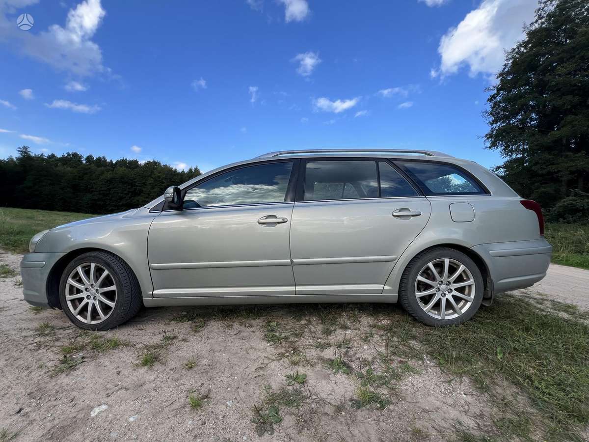 Toyota Avensis 2006 — rear view